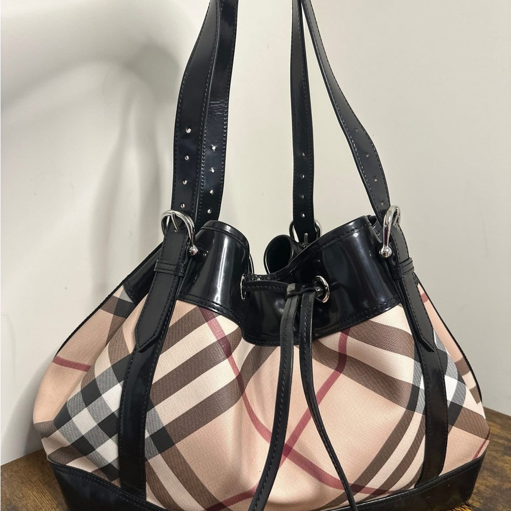 🍒Burberry Nova Check bag in coated canvas and black leather insert.